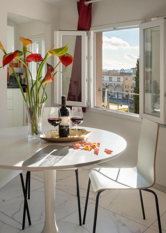 Avelli Pia Fourth Floor with 2 Bathrooms - Florence Charming Apartments - Delightful and bright 4rd-floor apartment without elevator, overlooking one of Florence's most beautiful squares, Exceptionally located for exploring the city - 1