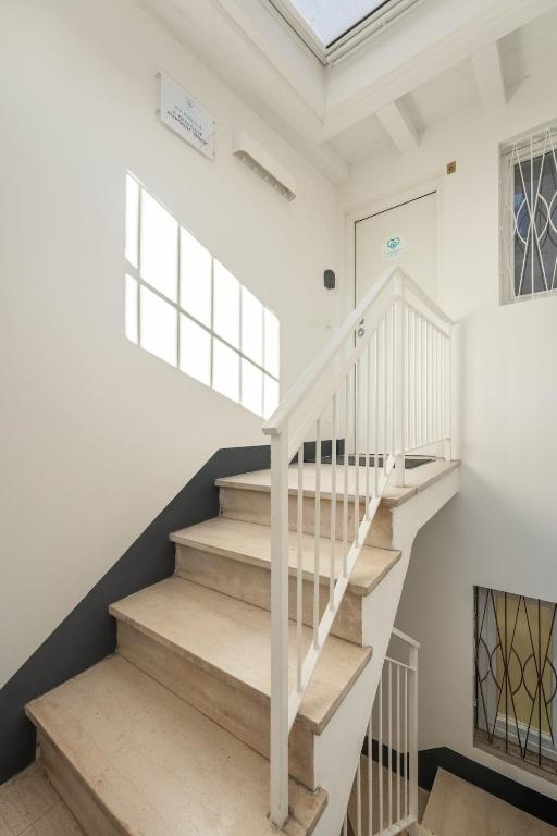Avelli Pia Fourth Floor with 2 Bathrooms - Florence Charming Apartments - Delightful and bright 4rd-floor apartment without elevator, overlooking one of Florence's most beautiful squares, Exceptionally located for exploring the city - 2