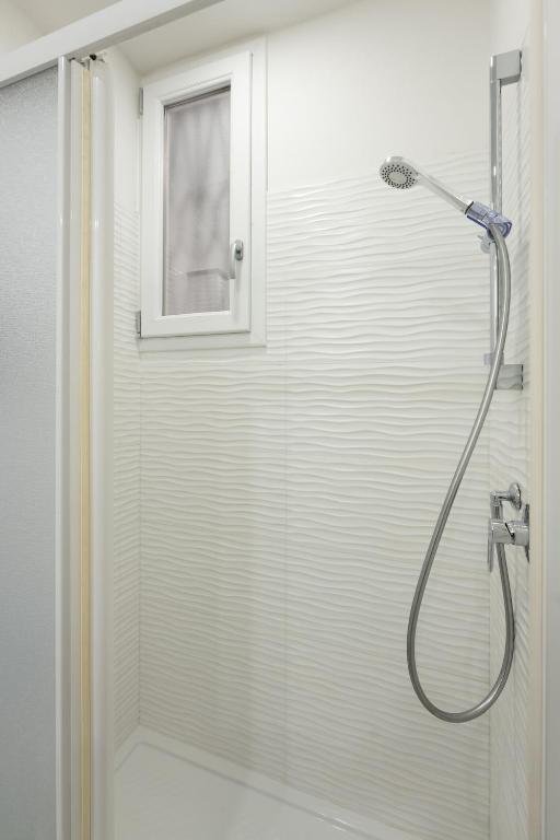 Avelli Pia Fourth Floor with 2 Bathrooms - Florence Charming Apartments - Delightful and bright 4rd-floor apartment without elevator, overlooking one of Florence's most beautiful squares, Exceptionally located for exploring the city - 3