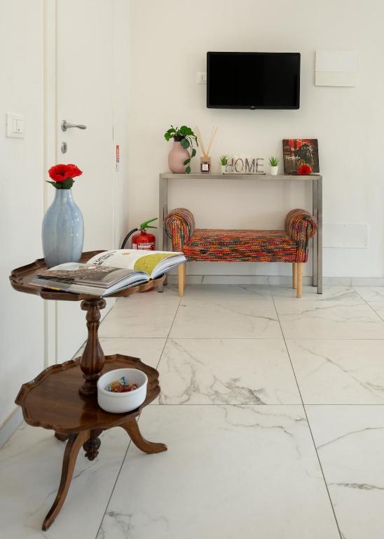 Avelli Pia Fourth Floor with 2 Bathrooms - Florence Charming Apartments - Delightful and bright 4rd-floor apartment without elevator, overlooking one of Florence's most beautiful squares, Exceptionally located for exploring the city - 4