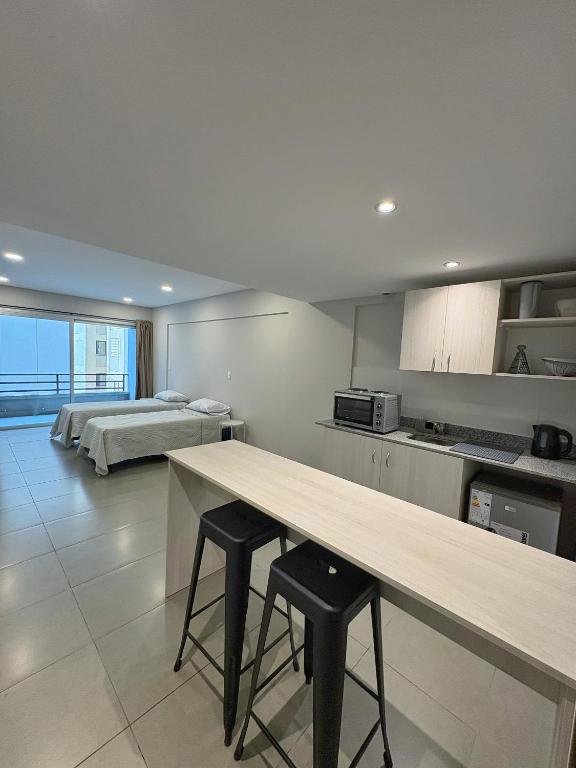 Studio moderno con balcón, cerca de bares y restaurantes - 1