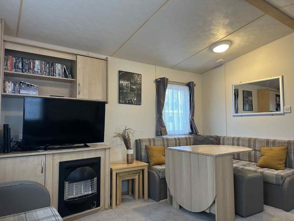 3 Bedroom 8 Berth Caravan with Hot Tub, Tattershall, Tattershall - pet-friendly stay