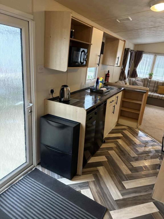 3 Bedroom 8 Berth Caravan with Hot Tub, Tattershall photo 4