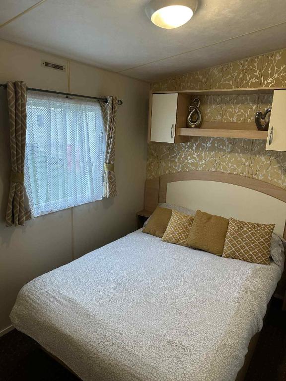 3 Bedroom 8 Berth Caravan with Hot Tub, Tattershall photo 7