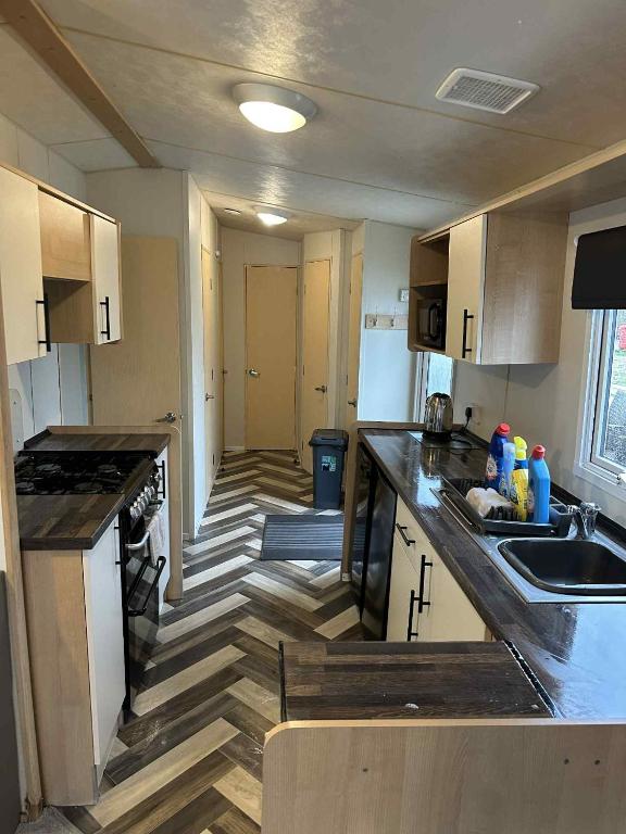 3 Bedroom 8 Berth Caravan with Hot Tub, Tattershall photo 3