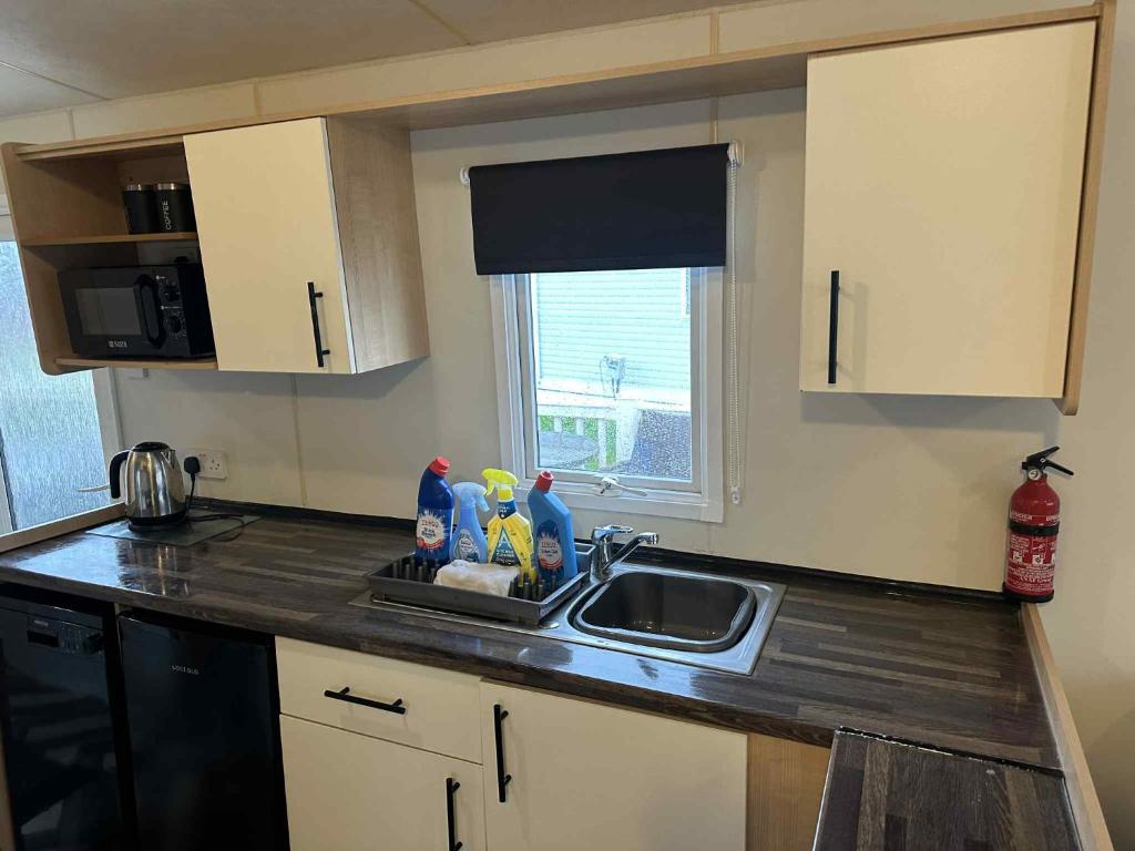3 Bedroom 8 Berth Caravan with Hot Tub, Tattershall photo 5