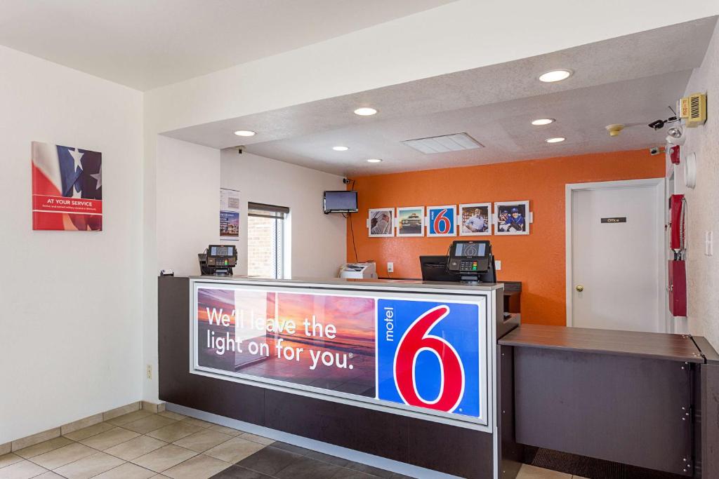 Motel 6 Baton Rouge Southeast photo