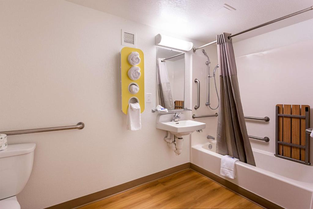 Motel 6 Baton Rouge Southeast photo