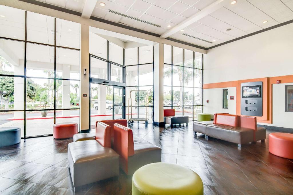 Shared lounge/TV area, Motel 6 Carson, CA in Los Angeles (CA)