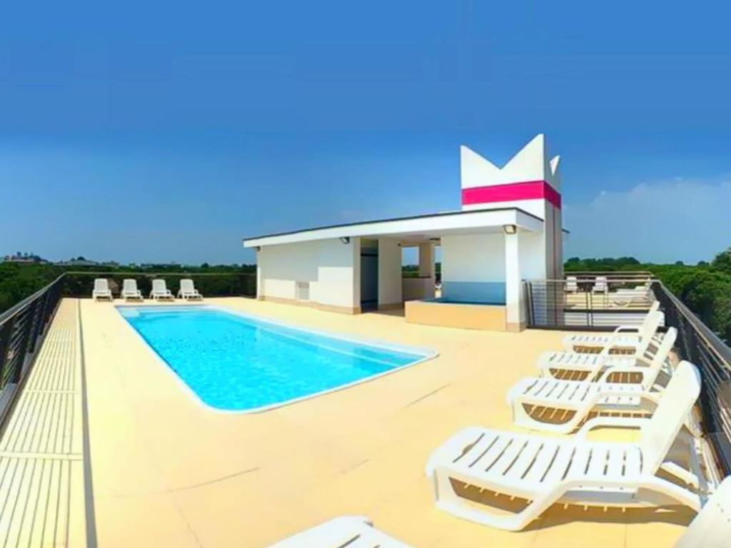 Beach days and poolside relax - 2