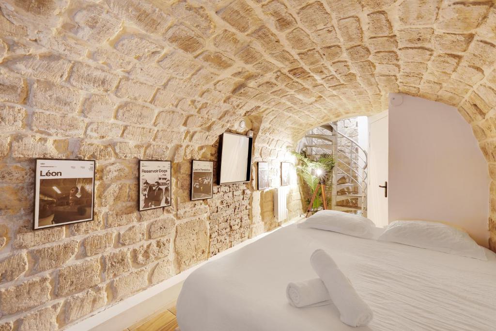 Paris Hideaway, Private Cinema - GetHosted - 4