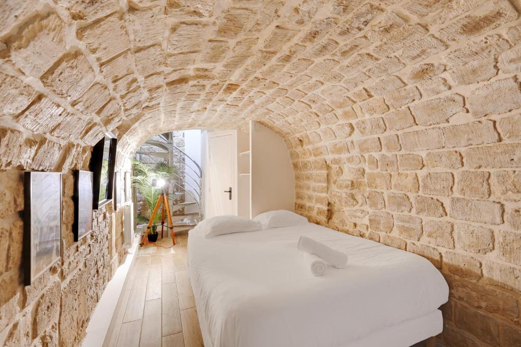 Paris Hideaway, Private Cinema - GetHosted - 5