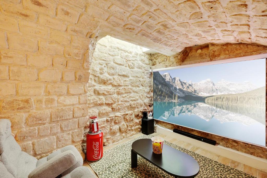 Paris Hideaway, Private Cinema - GetHosted - 2