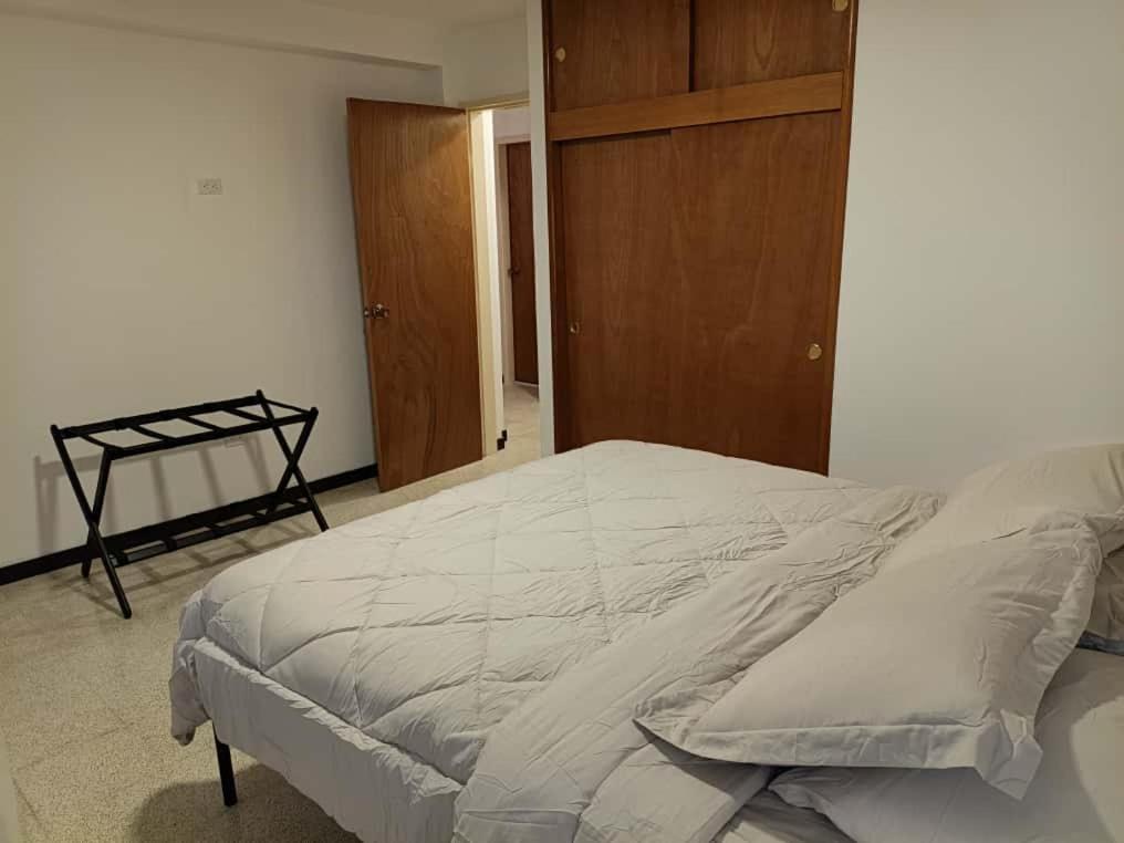 Apartamento Remodelado y Equipado con 2 Habitaciones ubicado en la mejor zona del Centro de Caracas cerca del Centro Comercial Sambil Candelaria con Ascensor Operativo y Suministro de Agua - 1
