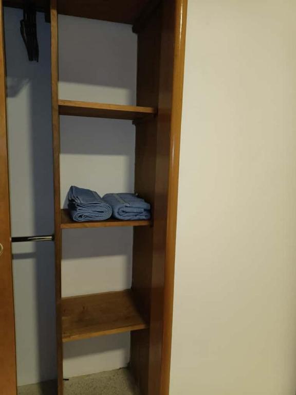Apartamento Remodelado y Equipado con 2 Habitaciones ubicado en la mejor zona del Centro de Caracas cerca del Centro Comercial Sambil Candelaria con Ascensor Operativo y Suministro de Agua - 3