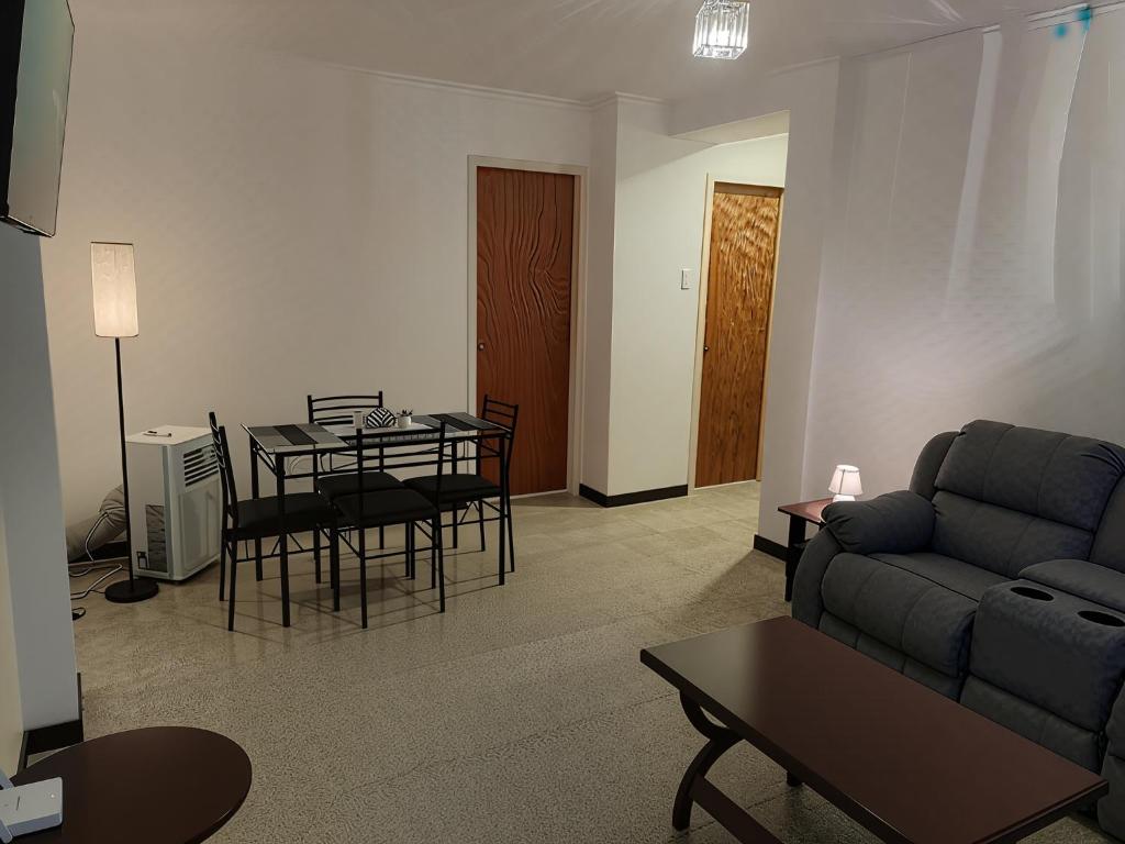 Apartamento Remodelado y Equipado con 2 Habitaciones ubicado en la mejor zona del Centro de Caracas cerca del Centro Comercial Sambil Candelaria con Ascensor Operativo y Suministro de Agua - 4