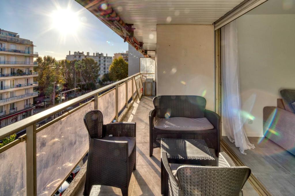A C 2BDR 6P flat just two minutes from the beach! - 5