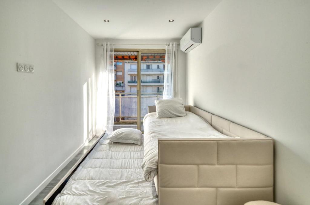 A C 2BDR 6P flat just two minutes from the beach! - 1
