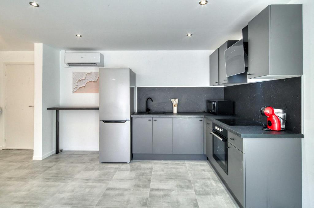 A C 2BDR 6P flat just two minutes from the beach! - 3