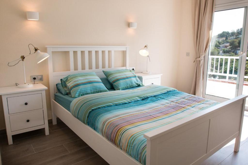 SeaHomes Vacations - Seafront Apt Fenals & PKG - 4