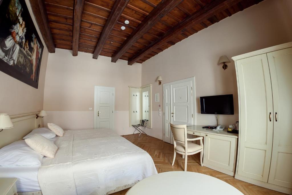 Tyn Courtyard Guestrooms photo