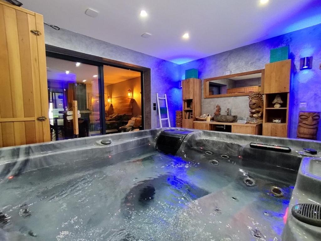 Love room suite jacuzzi sauna pour 2 personnes - 1