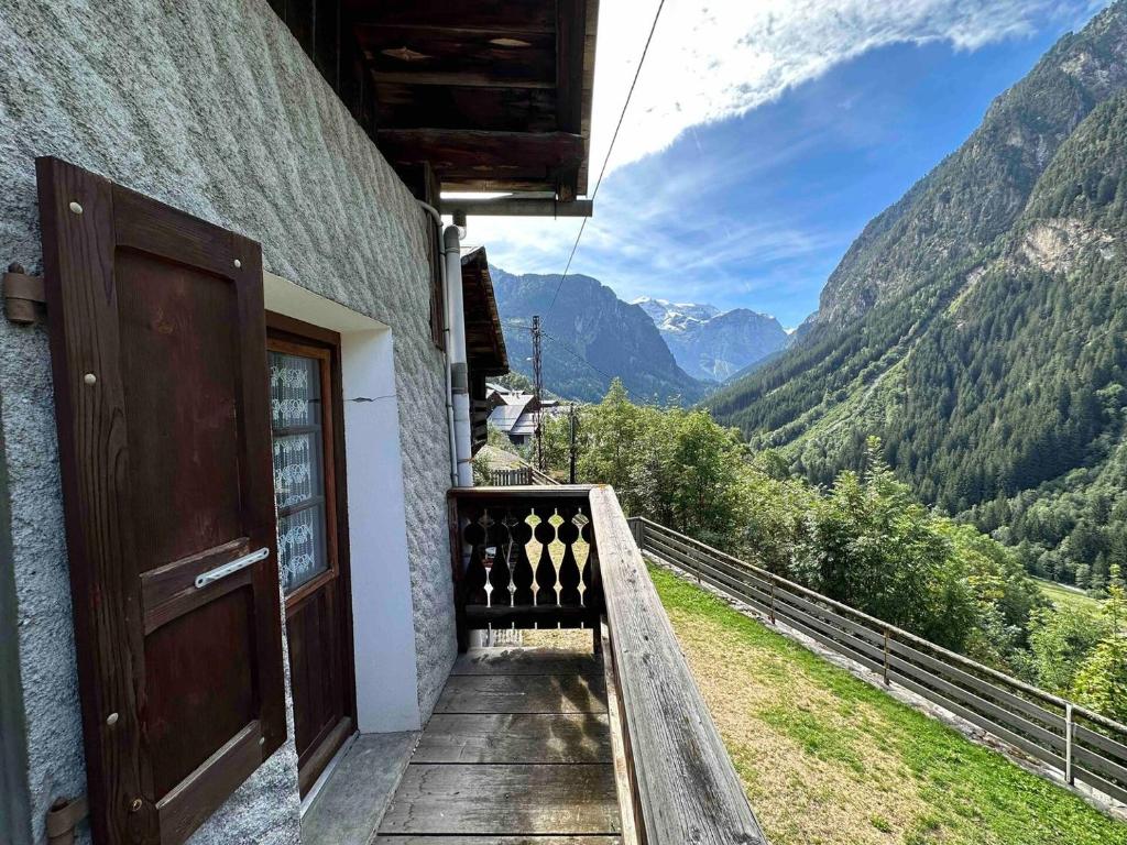 Mountain house with two barns and a garden - 4