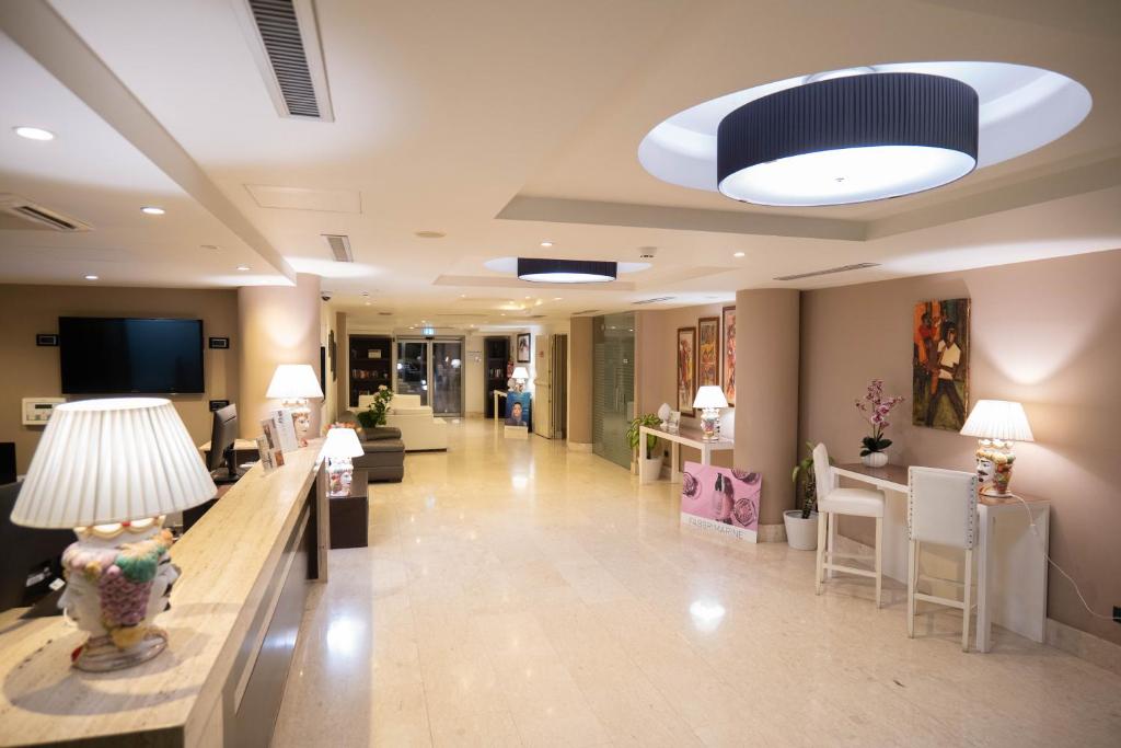 4 SPA Hotel — Hotel building in Cannizzaro, Sicily