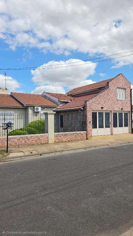 Casa 8p con Quincho Cerca del Estadio y Autódromo - 1