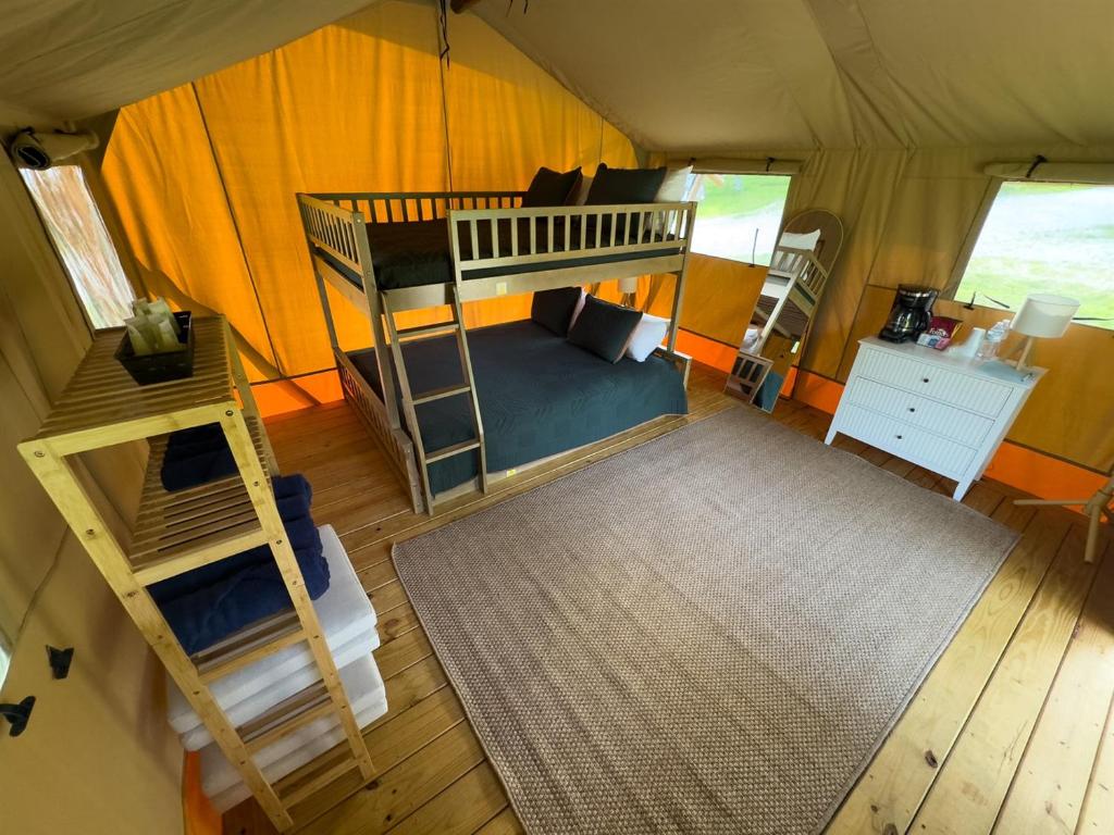 Your Peaceful Glamping Hideaway의 야외 휴식 공간