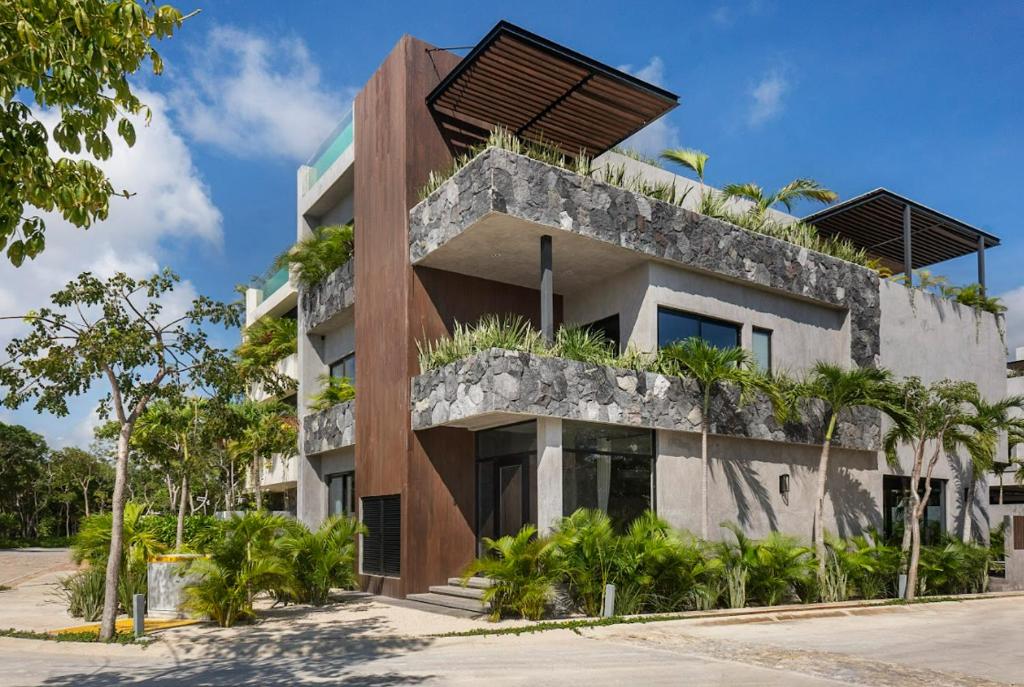 6BR Villa at Premium Location 24 h Security - 3