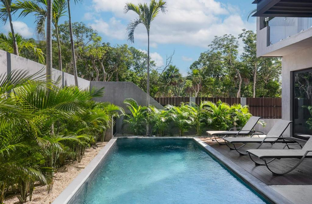 6BR Villa at Premium Location 24 h Security - 2