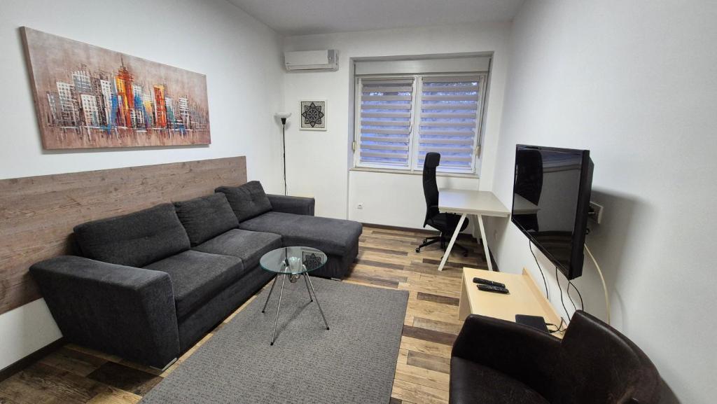 Cozy apartment in the center of Belgrade - living room, bedroom and bathroom - 1