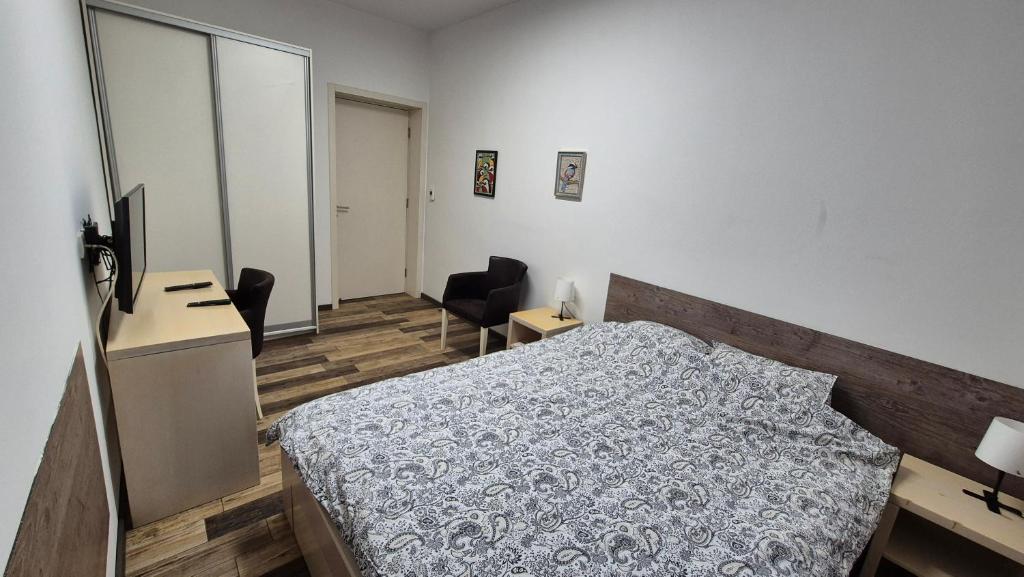 Cozy apartment in the center of Belgrade - living room, bedroom and bathroom - 4