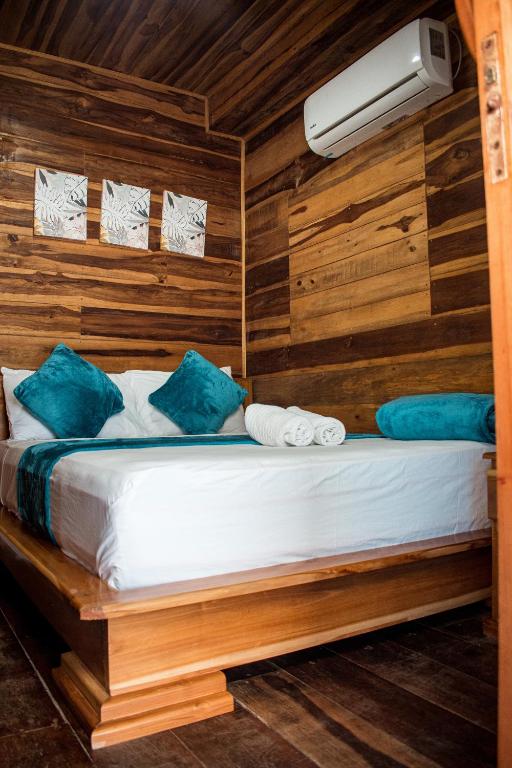 Castle Beach Hostel - 2