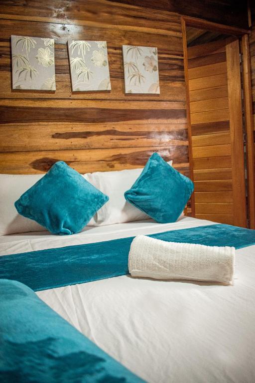 Castle Beach Hostel - 4