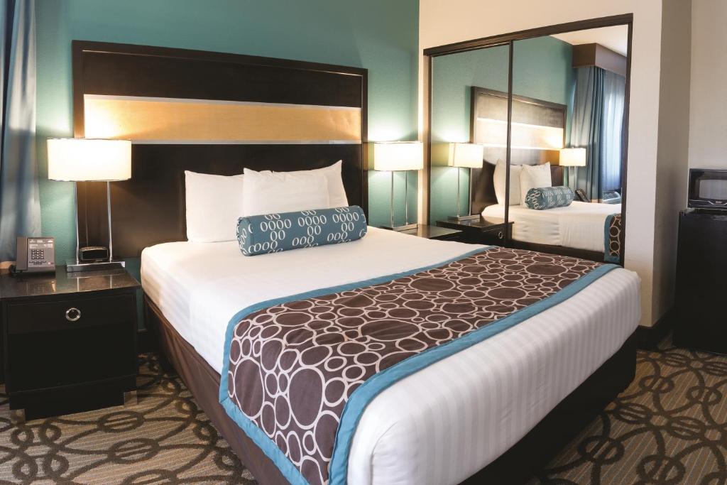 La Quinta Inn & Suites by Wyndham San Diego Mission Bay photo