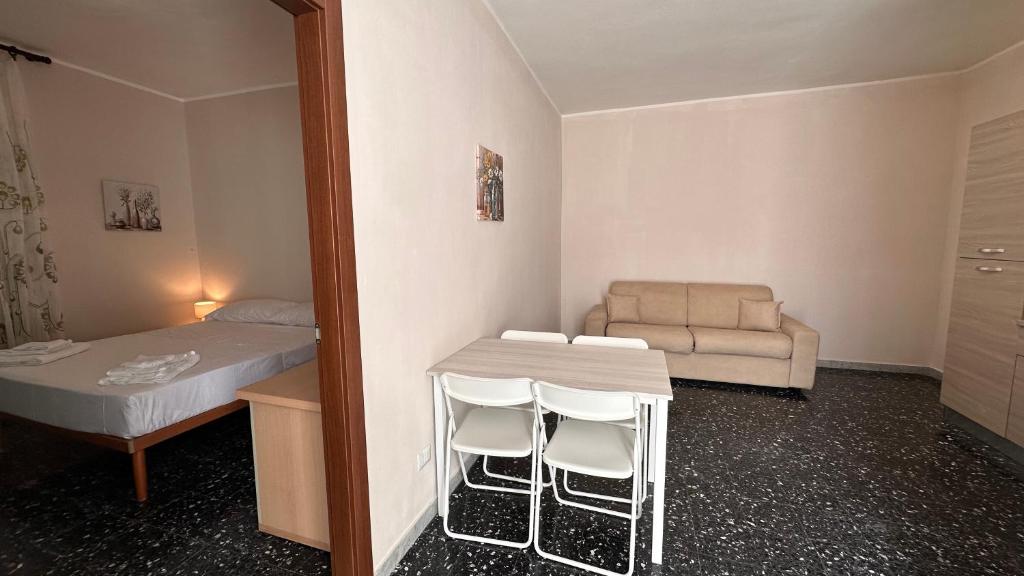 Route 21 Airport & Beach Stay - 5