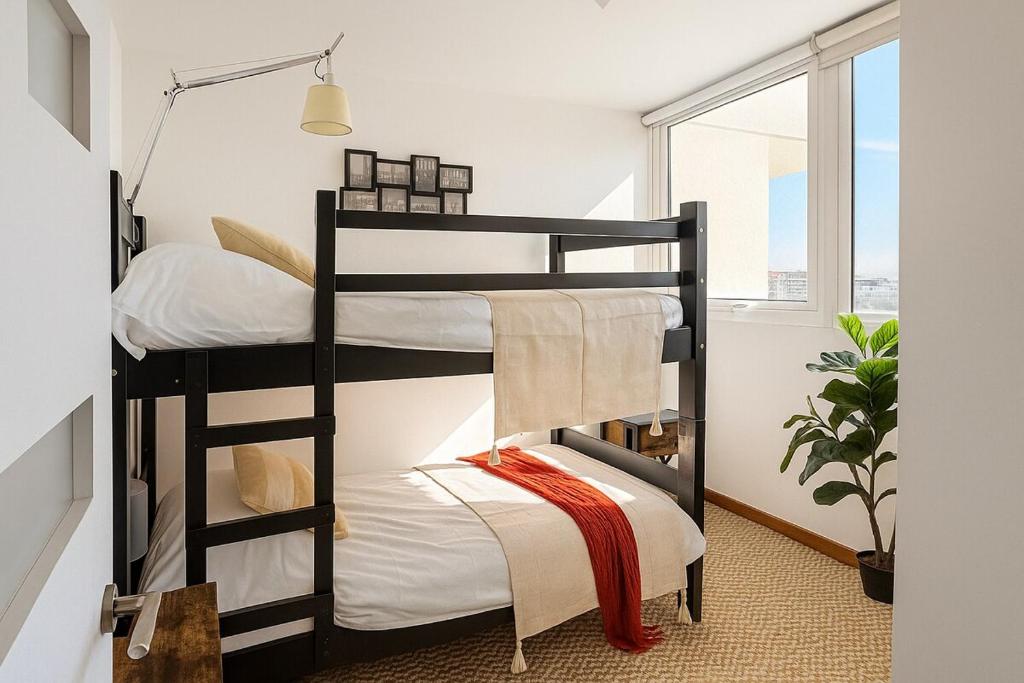 Modern apartment steps from Parque Arauco mall - 5