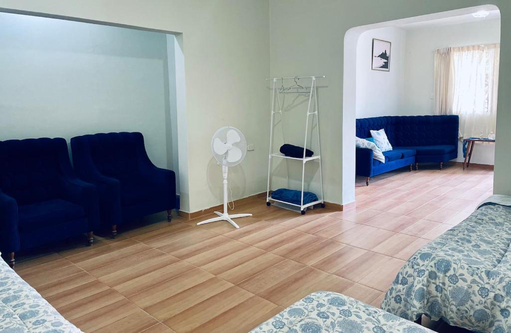 Cozy Mini Apartment 3 Blocks from the Beach - 4