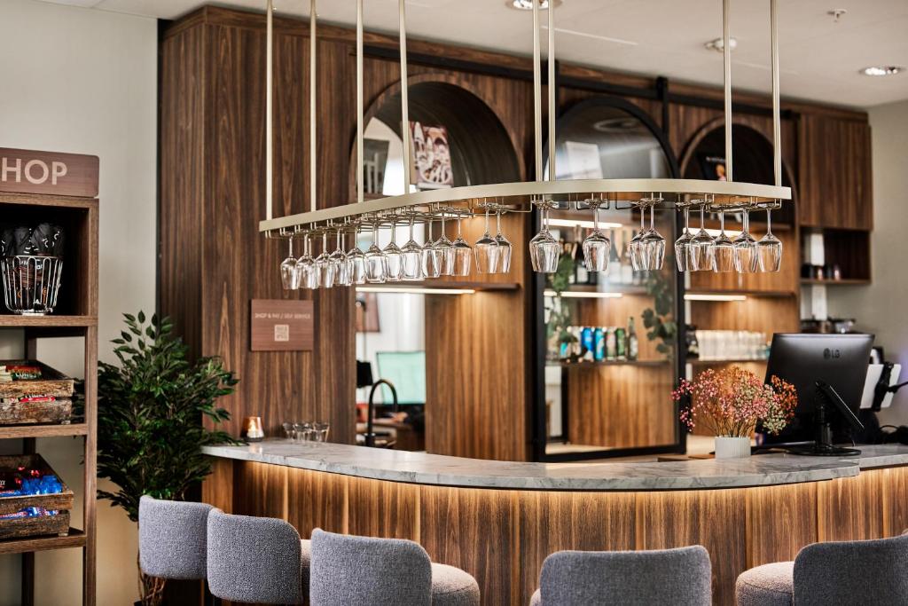 Highly-rated bar