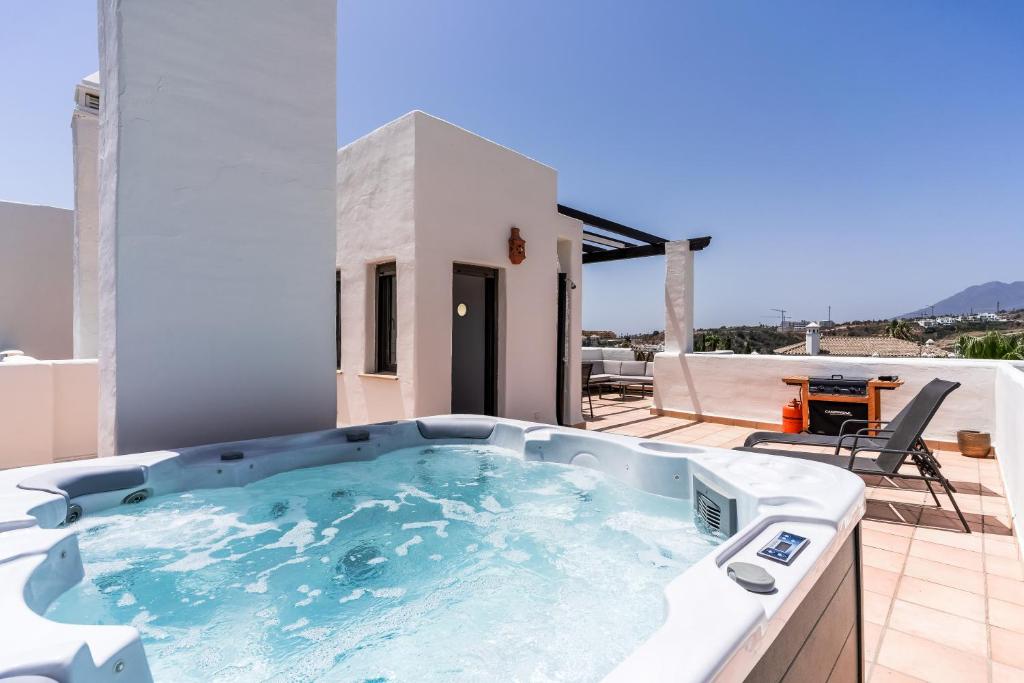 Penthouse in Estepona met Zeezicht, Jacuzzi & Zwembad - 2
