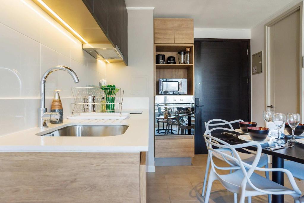 Cozy 2BR Escape for Three in Vibrant Nunoa - 4