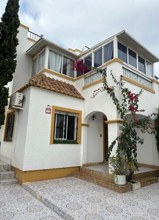 FABULOUS HOLIDAY HOUSE - 1