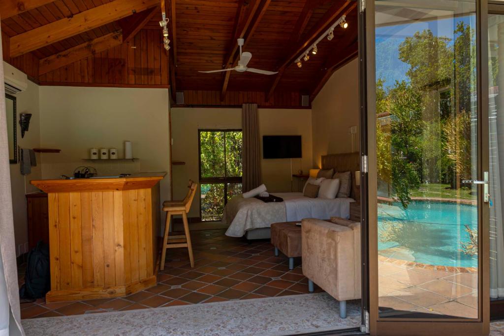 WinOne의 아름다운 야외 수영장과 정원