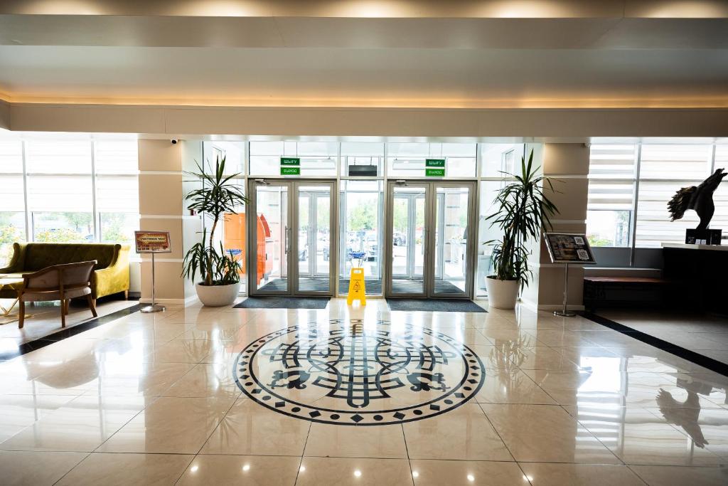 호텔 다스탄 악토베의 넓은 객실 내부