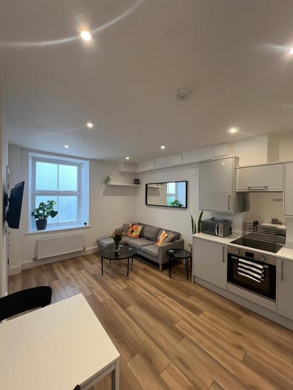 One-Bed Town-Centre Apartment, Newquay photo 3