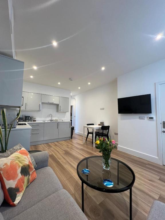 One-Bed Town-Centre Apartment, Newquay photo 2