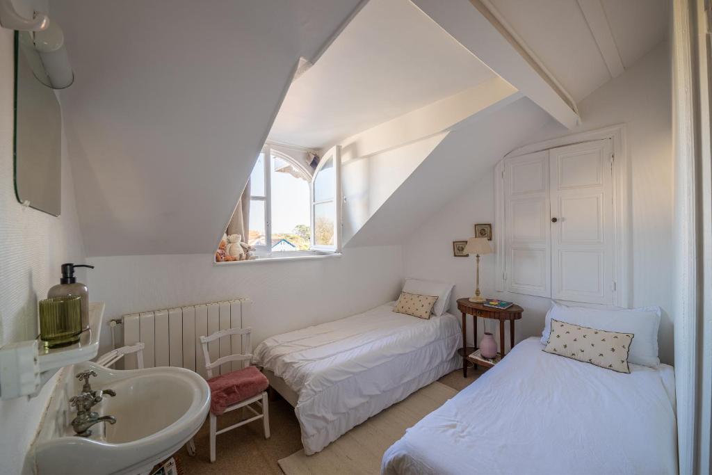L Imperial - Bed and Views - 5