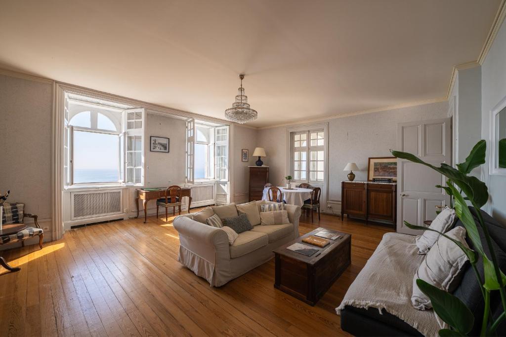 L Imperial - Bed and Views - 1